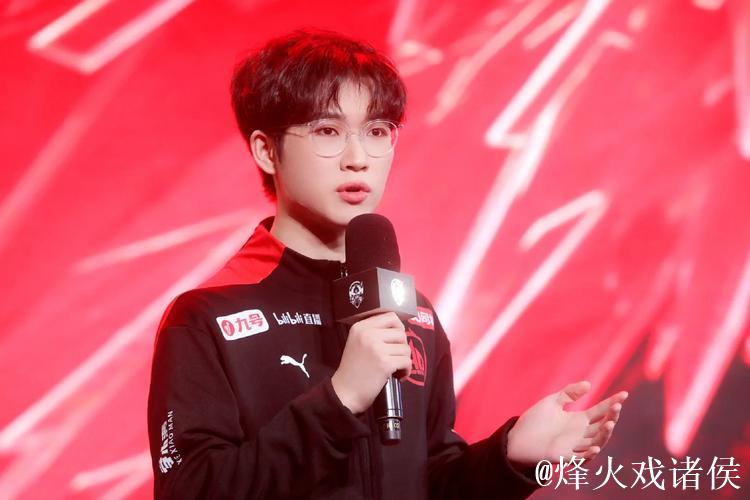 Fly:TE溯怀沙好像久诚啊;久诚:把你三角洲的号给我玩玩! Fly:TE溯怀沙好像久诚啊;久诚:把你三角洲的号给我玩玩!